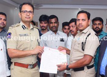 రక్తదాన సేవలకు విశిష్ట సేవలందించిన కానిస్టేబుళ్లను వరంగల్ సీపీ సత్కరించారు